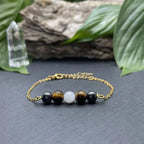 Bracelet Protection Femme Pentaperle en hématite, œil de tigre et pierre de lune, idéal pour la lithothérapie et la protection.