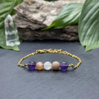 bracelet Positivité en améthyste, pierre de lune et pierre du soleil, conçu pour favoriser la lithothérapie et l'énergie positive.
