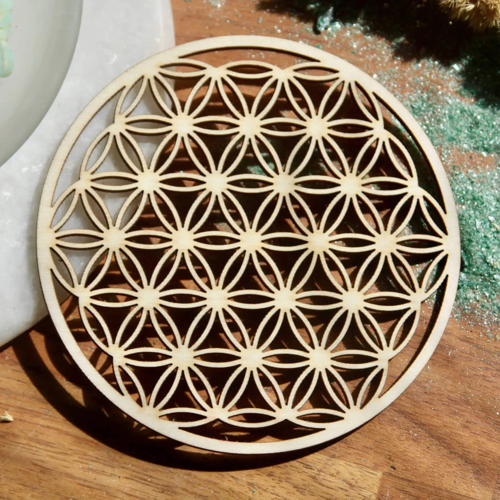 Fleur de Vie en bois pour recharger les pierres, avec des pierres colorées sur le dessus, améliorant l'équilibre énergétique. 