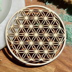 Fleur de Vie en bois pour recharger les pierres, avec des pierres colorées sur le dessus, améliorant l'équilibre énergétique. 