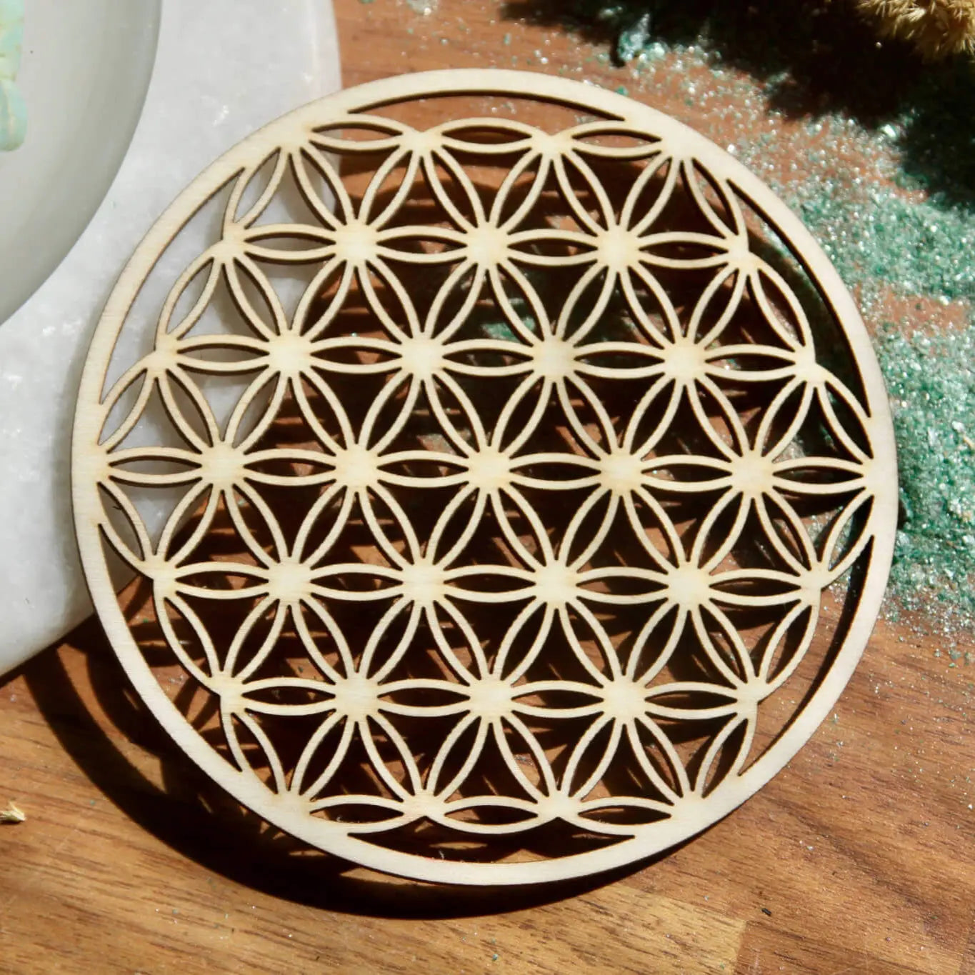 Fleur de Vie en bois pour recharger les pierres, avec des pierres colorées sur le dessus, améliorant l'équilibre énergétique. 