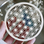 Petite fleur de vie pour recharger les pierres et purifier les objets spirituels, sur une surface en bois.